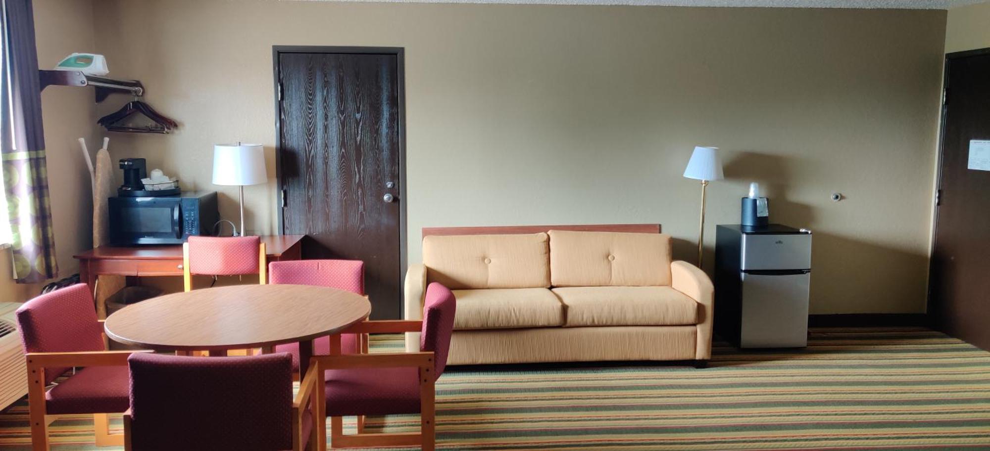 Super 8 By Wyndham Champaign Motel Room photo