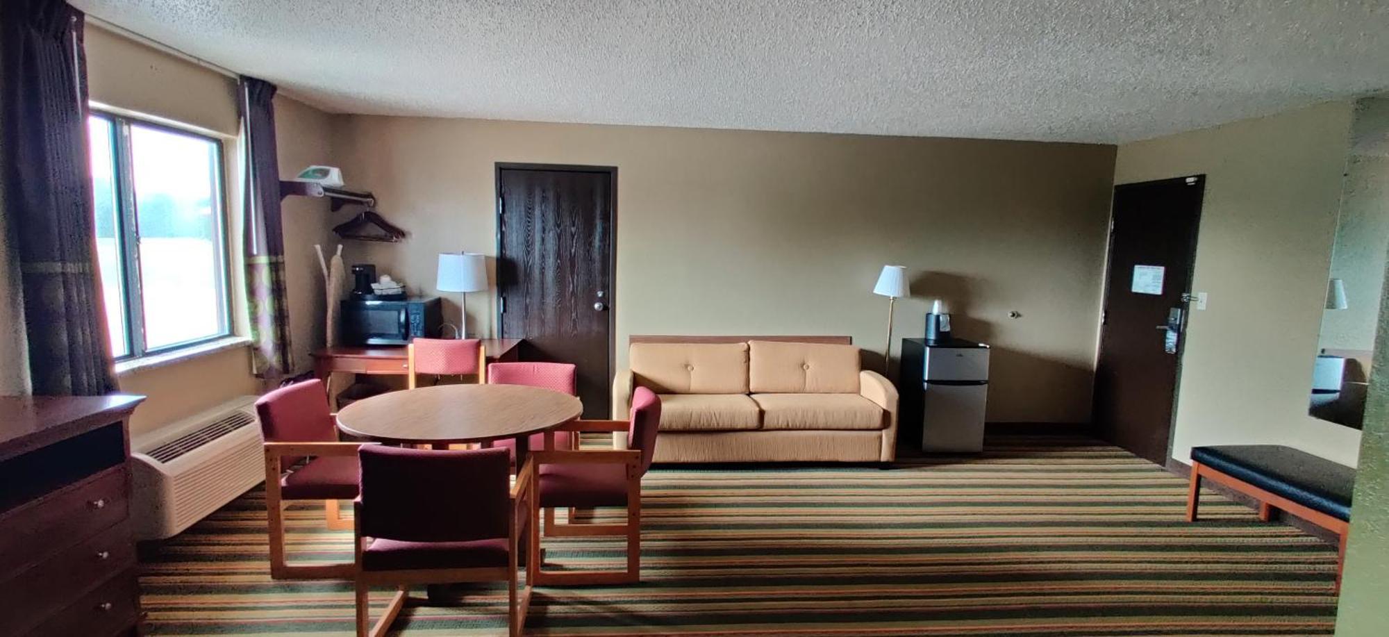 Super 8 By Wyndham Champaign Motel Room photo