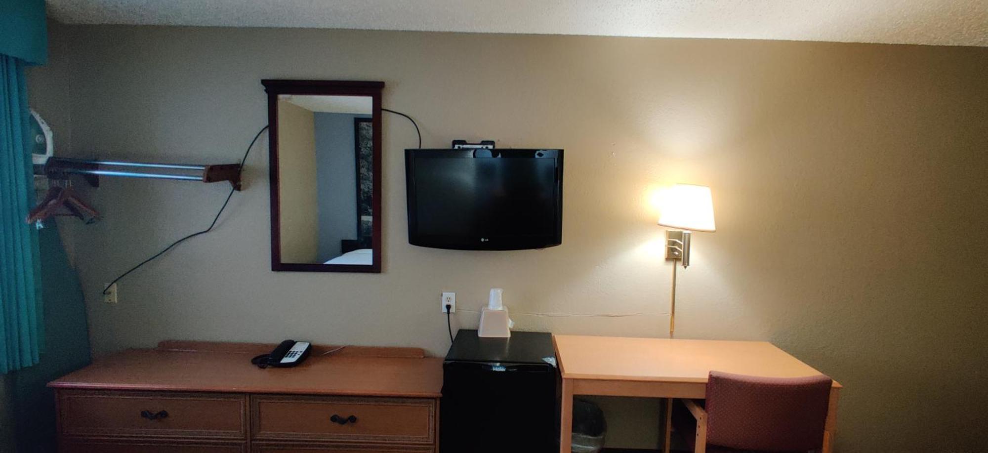 Super 8 By Wyndham Champaign Motel Room photo